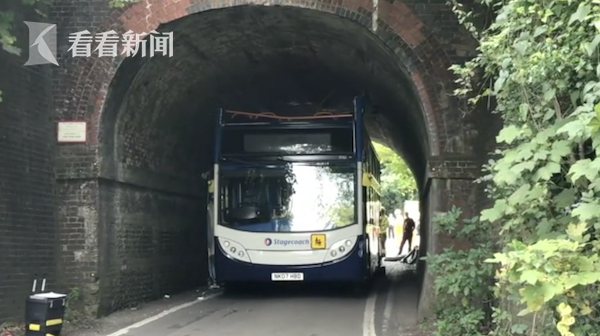 英國校車司機抄近路不顧限高 巴士車頂全被削掉