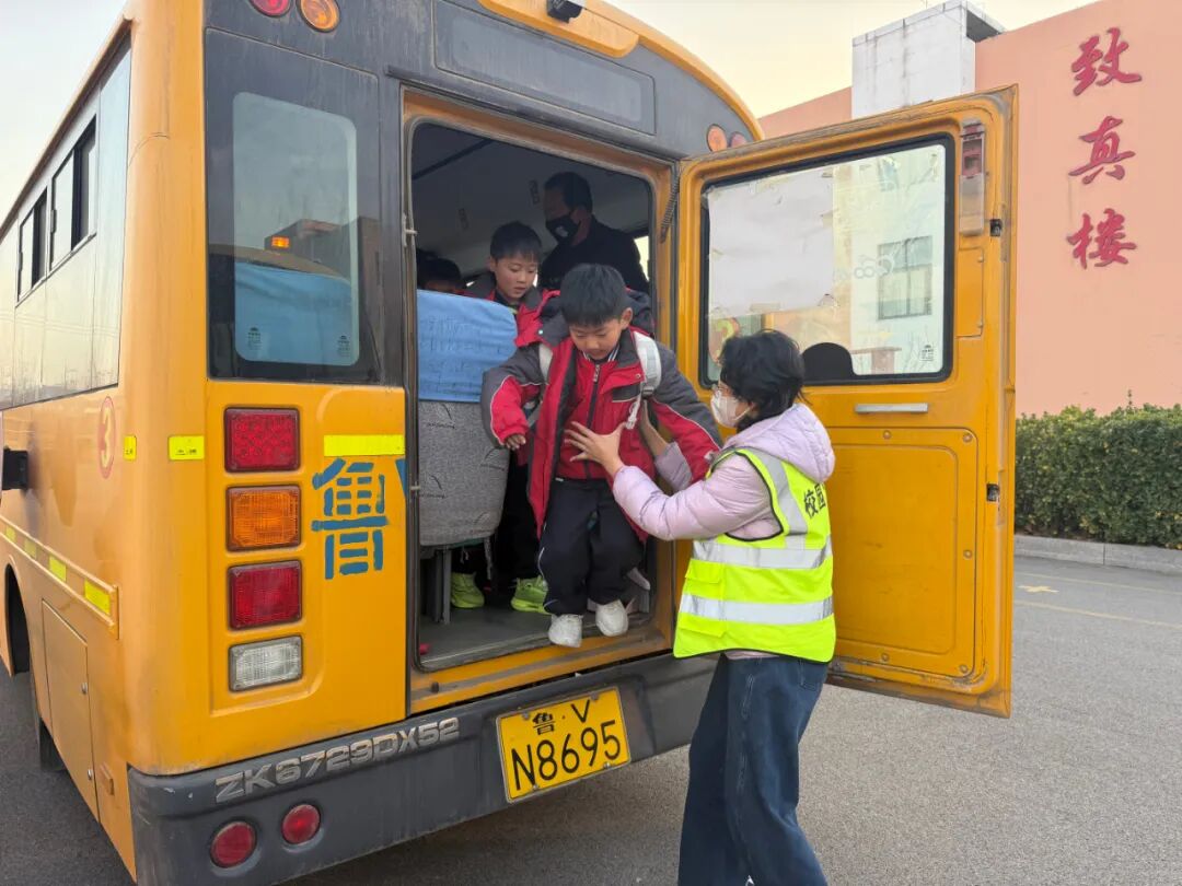 以練筑防，守護平安——山旺鎮(zhèn)上林學校舉行校車應急疏散演練