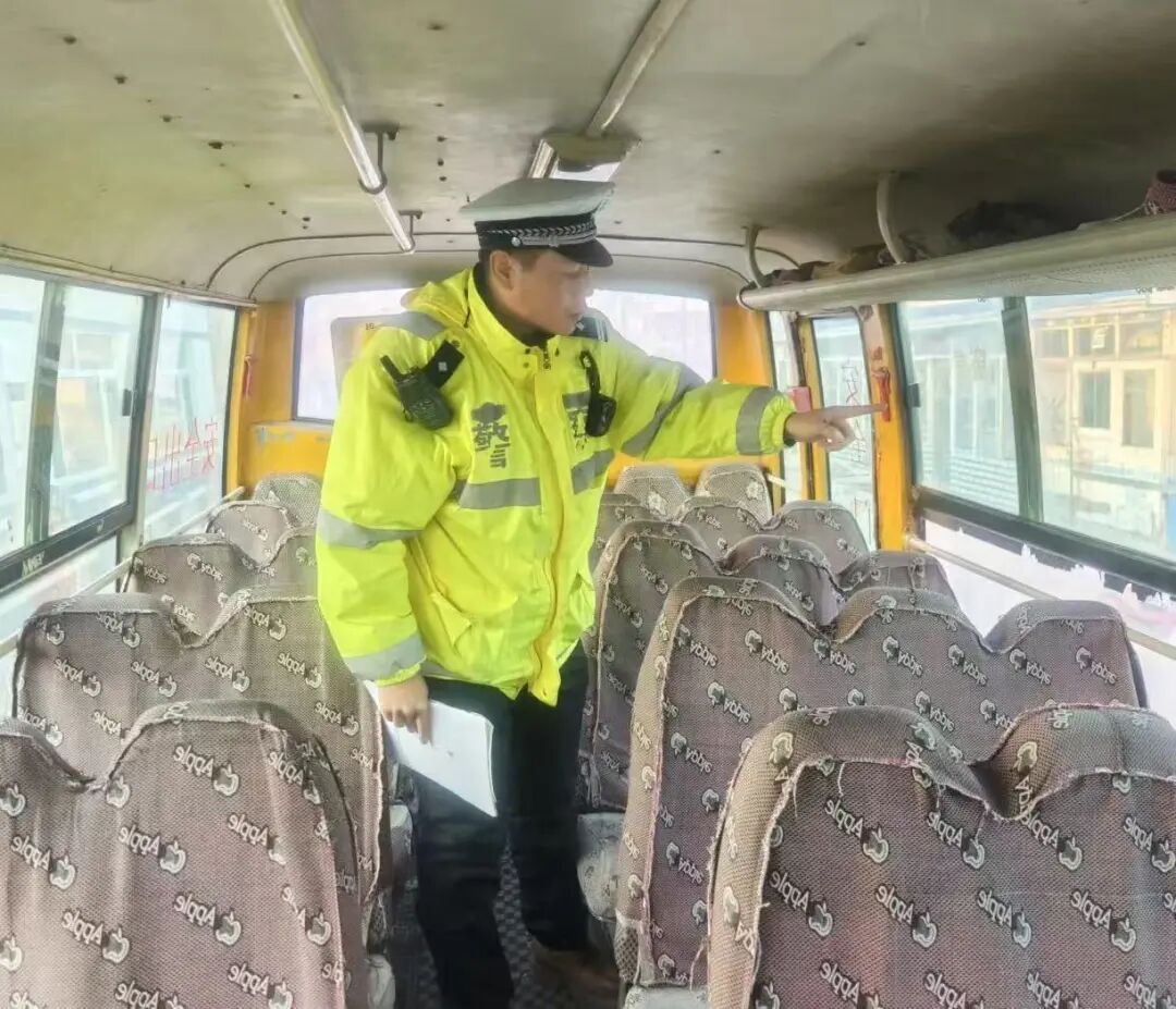 筑牢校園交通安全防線 四平交警開展校車及涉校車輛專項(xiàng)整治行動(dòng)