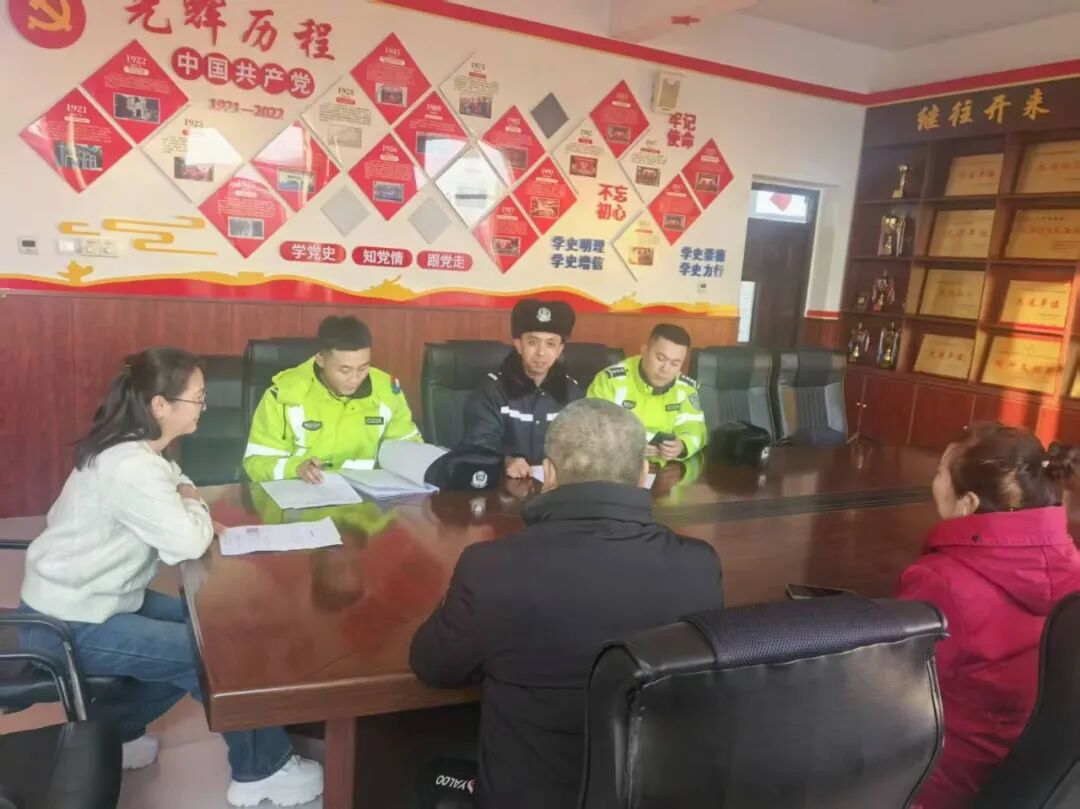 筑牢校園交通安全防線 四平交警開展校車及涉校車輛專項(xiàng)整治行動(dòng)