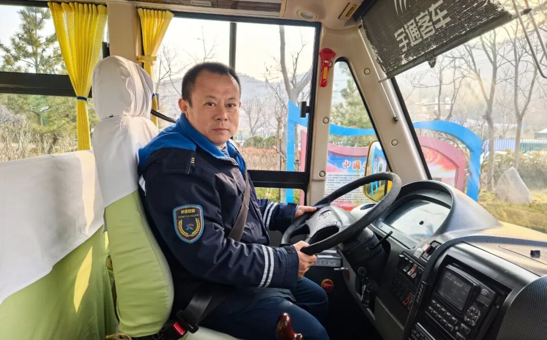 錦旗致謝！校車守護(hù)暖童心