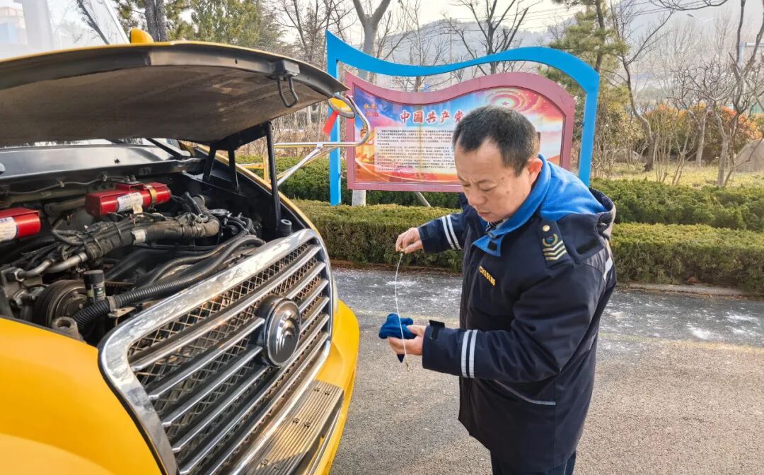 錦旗致謝！校車守護(hù)暖童心
