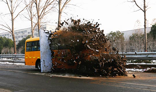 宇通校車成功挑戰(zhàn)撞墻測試